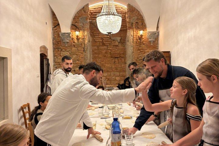 Firenze : Corso di cucina pasta con tiramisù e grembiule regalo