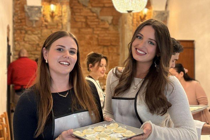 Firenze : Corso di cucina pasta con tiramisù e grembiule regalo