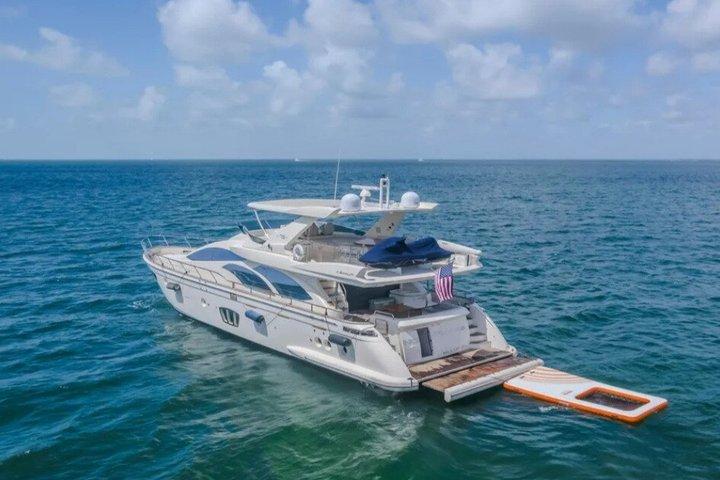 Luxusyacht in Miami mit Jetski