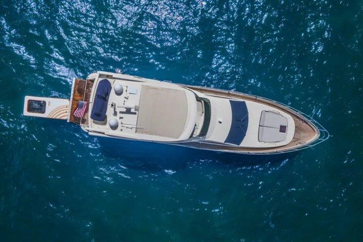 Luxusyacht in Miami mit Jetski