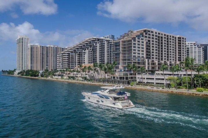 Luxusyacht in Miami mit Jetski