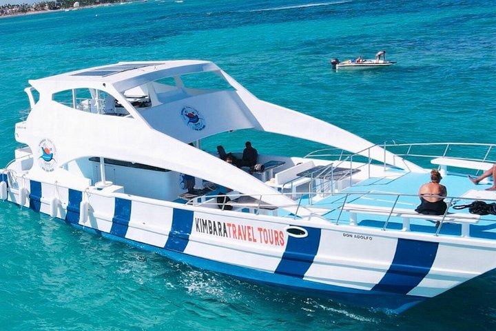 オープンバークリスタルターコイズの海とプンタカナシュノーケルパーティーボート