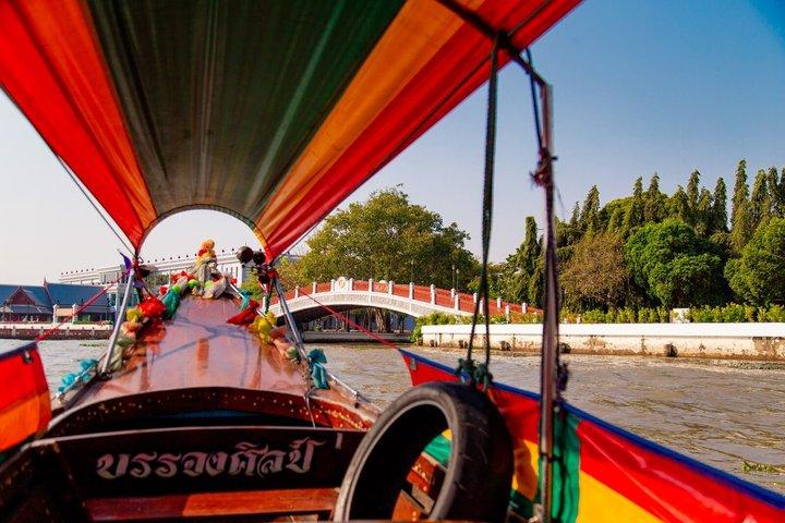 ワット・パークナム寺院とフラワーマーケットへのロングテールボートツアー
