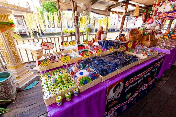 ワット・パークナム寺院とフラワーマーケットへのロングテールボートツアー