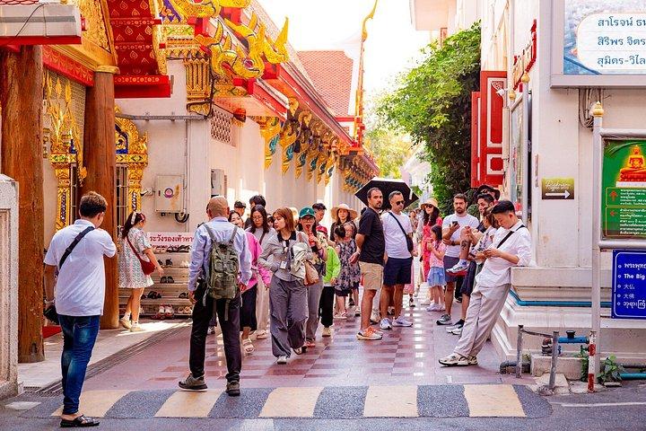 ワット・パークナム寺院とフラワーマーケットへのロングテールボートツアー