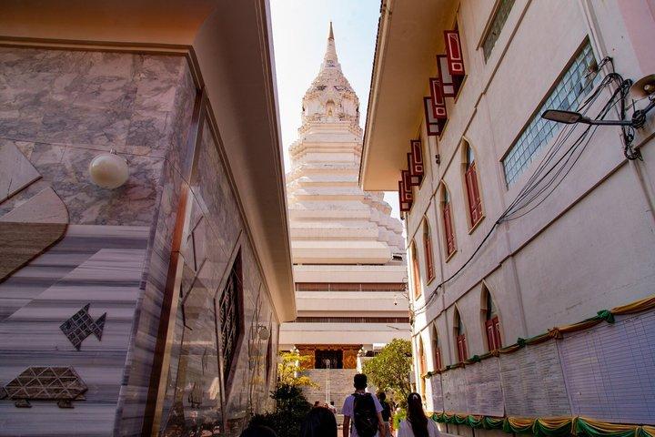 ワット・パークナム寺院とフラワーマーケットへのロングテールボートツアー