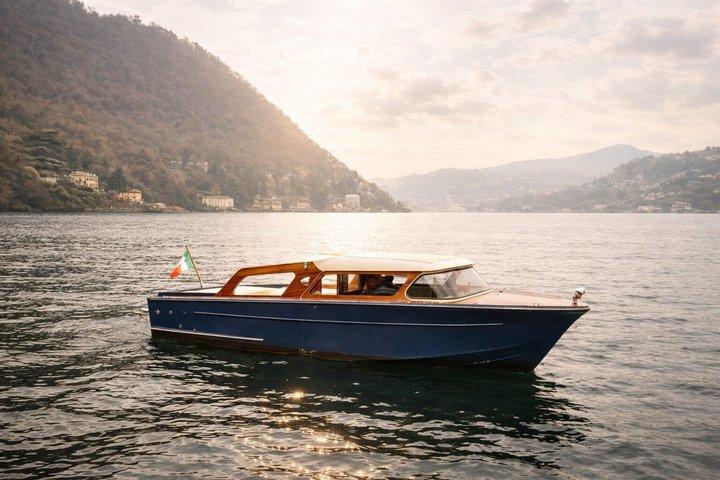 Gemeinsame Kreuzfahrt auf einem klassischen Holzboot auf dem Comer See