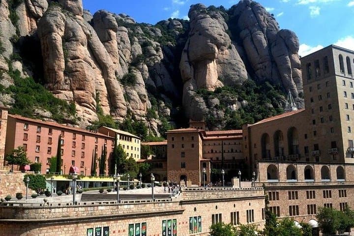 Montserrat Experience: Madonna, Museum & Scenic Train Journey