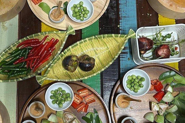 ジム・トンプソンの家ツアーとタイ料理体験