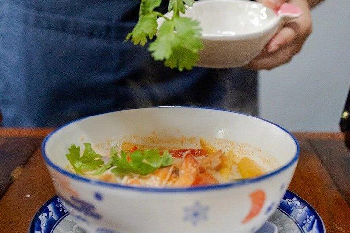 ジム・トンプソンの家ツアーとタイ料理体験