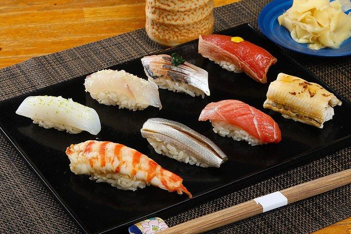 Sushi fremstilling i Tokyo med Matcha og Sake