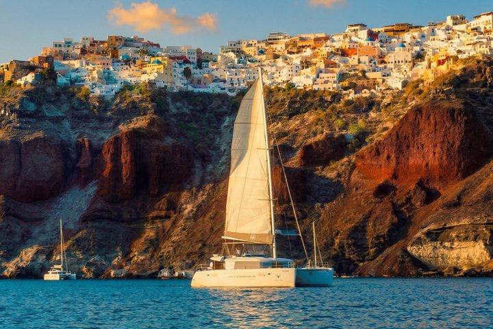 Santorini Gold Catamaran Cruise com churrasco, bebidas e hotel pickup
