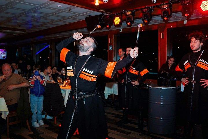 Bosphorus middagskryssning och turkisk nattshow (all inclusive)