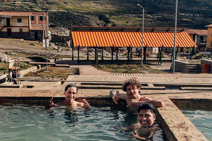 アンデスの7つの湖を巡る日帰りトレッキング