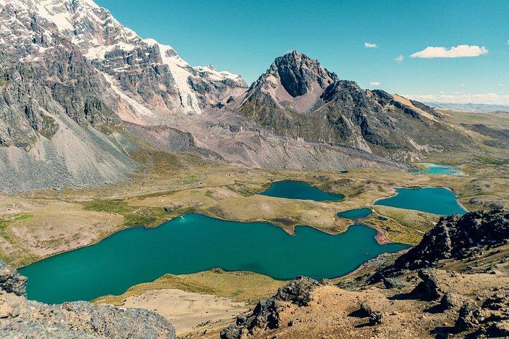 アンデスの7つの湖を巡る日帰りトレッキング