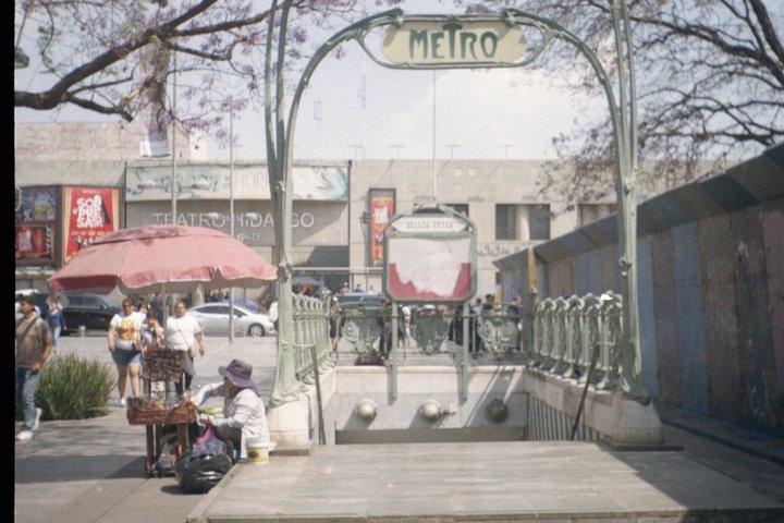 メキシコシティのアナログ写真ウォーキングツアー歴史と文化を捉える