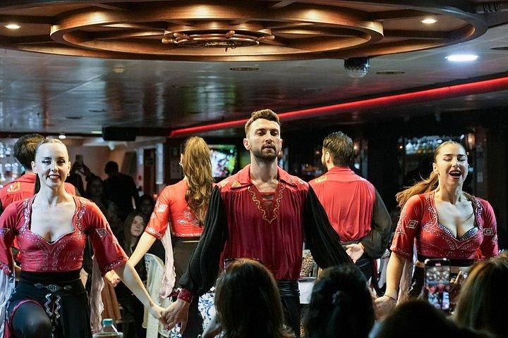 イスタンブールボスポラスディナークルーズトルコショーとプライベートテーブル