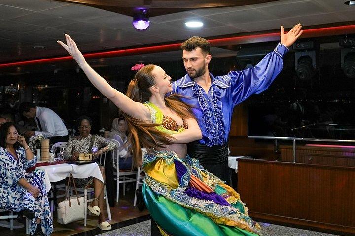 イスタンブールボスポラスディナークルーズトルコショーとプライベートテーブル