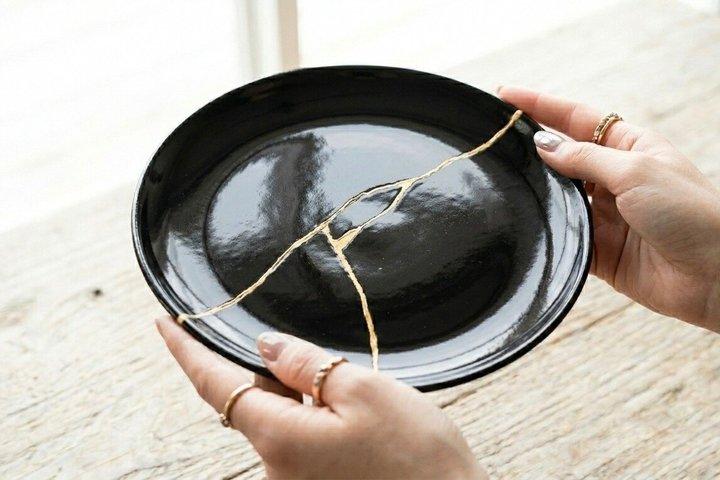 京都中心部で京都伝統の金継ぎ修理体験