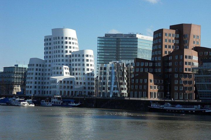 モダンなデュッセルドルフ-アイコニックな建築と風光明媚なウォーターフロントを探索