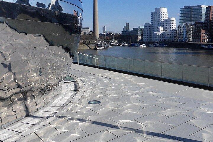 モダンなデュッセルドルフ-アイコニックな建築と風光明媚なウォーターフロントを探索