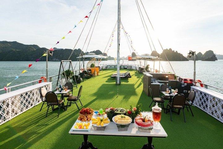 Hanoi : Otis Premium 5 - Crociera di un giorno nella baia di Star Ha Long con pranzo