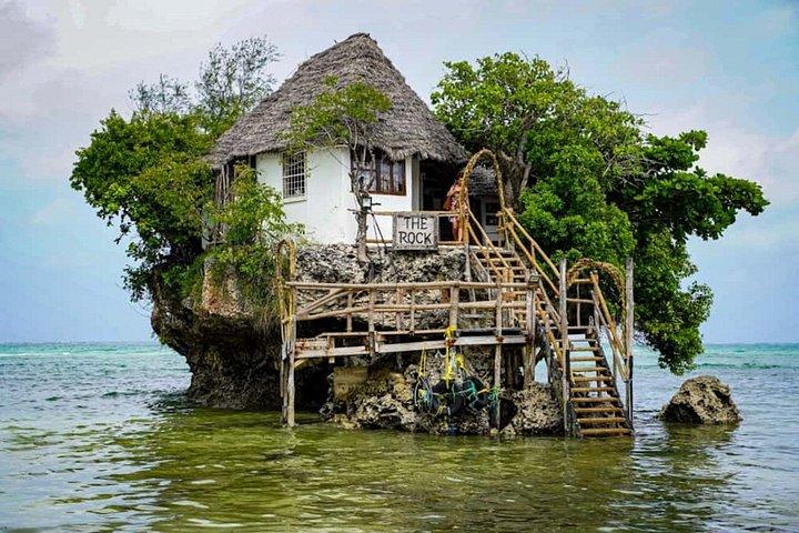 ジョザニ森林公園のウミガメとザ・ロックへのザンジバルプライベートツアー