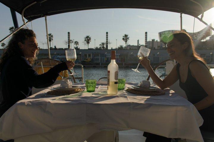 バルセロナのプライベートセーリングツアー（飲み物とスナック付き）