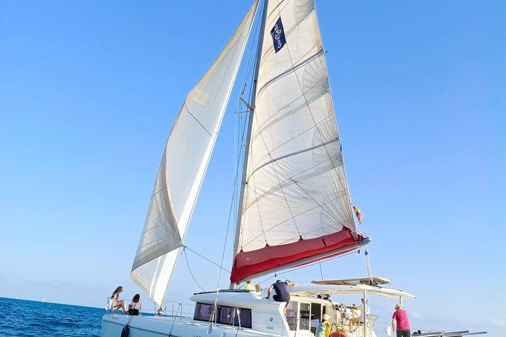 Barcelona Catamaran Seglingstur med drycker och snacks