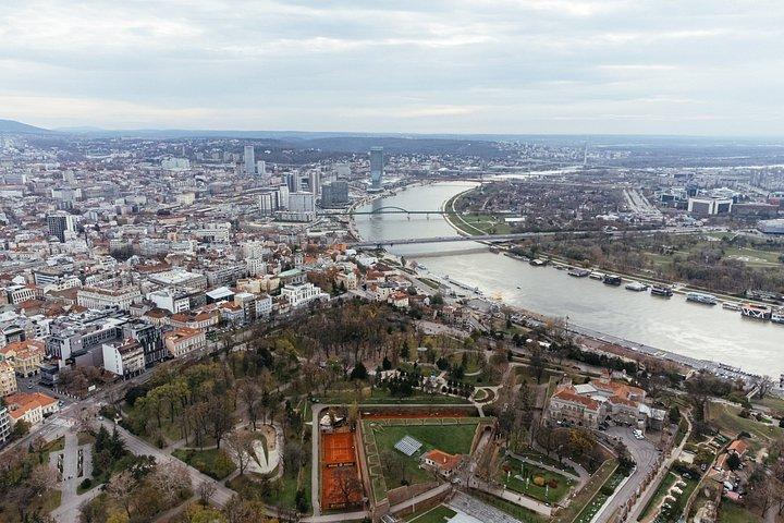 ベオグラードの歴史的なウォーキングツアー遺産を探索