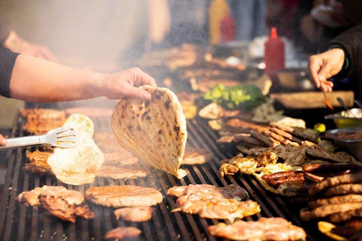 ベオグラード・ストリート・フード・ツアー地元の珍味を味わう