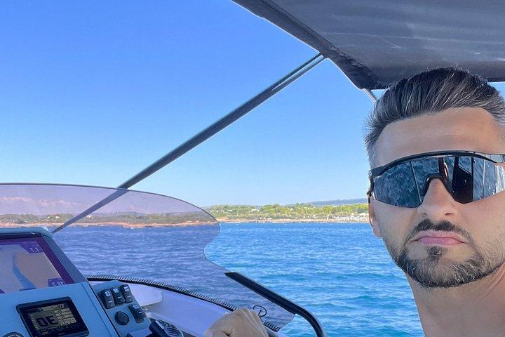 モノポリからポリニャーノ・ア・マーレへのボートツアー（食前酒付き）