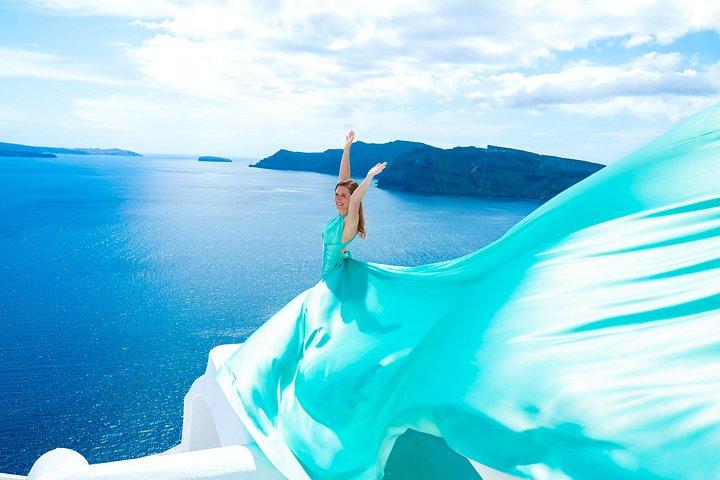 サントリーニ2時間プライベートフライングドレス写真撮影（送迎付き）