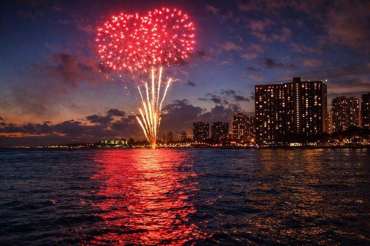 Crucero en barco por los fuegos artificiales desde Oahu