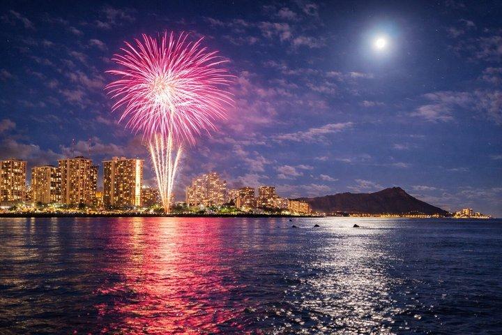 Crucero en barco por los fuegos artificiales desde Oahu