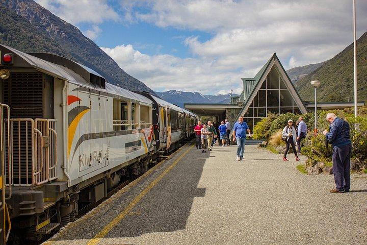クライストチャーチ発アーサーズパスへのトランザルパイン列車（ランチ付き）