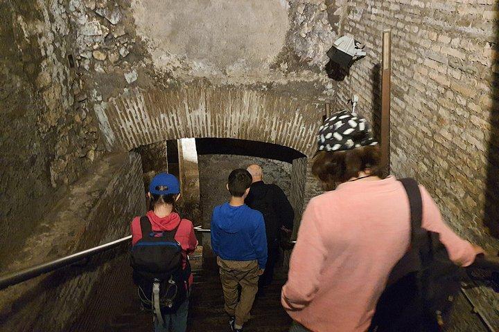 Saint Clement＆Capuchins Cryptの子供のための地下ローマプライベートツアー
