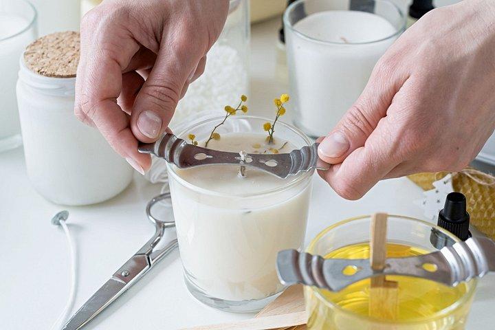 オーランドのトレンディなローカルタップルームでキャンドル作りのDIY教室