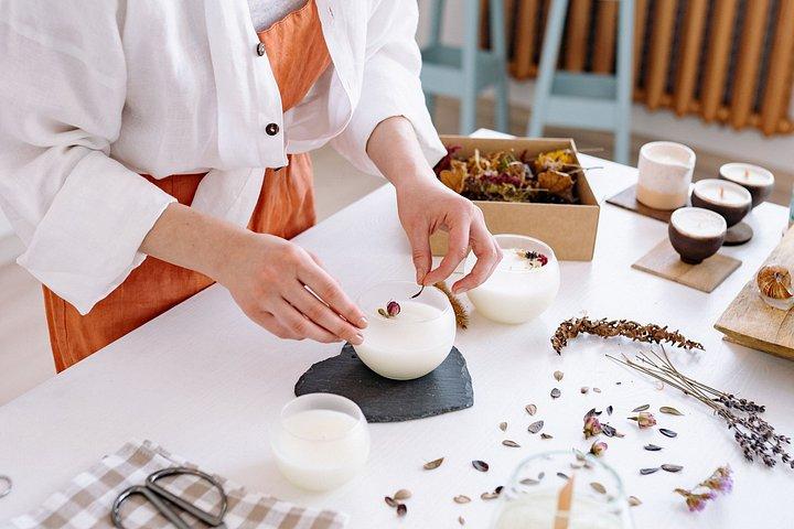 オーランドのトレンディなローカルタップルームでキャンドル作りのDIY教室