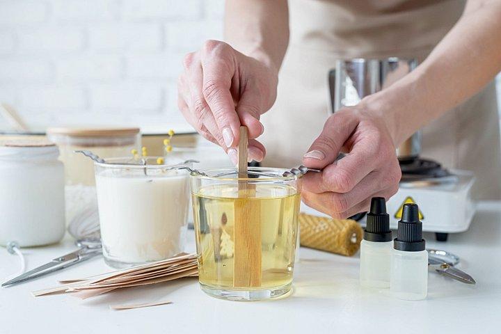 オーランドのトレンディなローカルタップルームでキャンドル作りのDIY教室