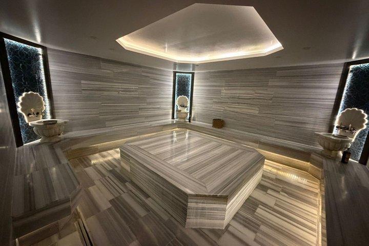 Tradición de baño turco privado, masajes, piscina y sauna.