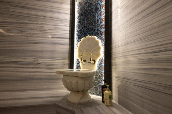 Tradición de baño turco privado, masajes, piscina y sauna.