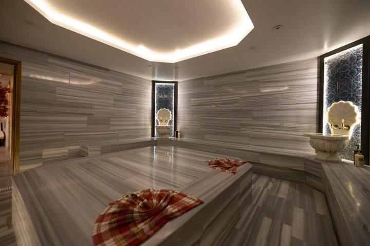 Tradición de baño turco privado, masajes, piscina y sauna.
