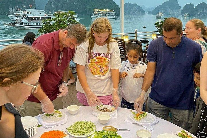 オーロラ豪華クルーズ3日間ランハ湾とベトナム村