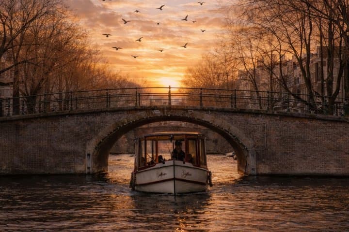 Amsterdam Evening (Sunset) Canal Cruise with Live Guide and Bar