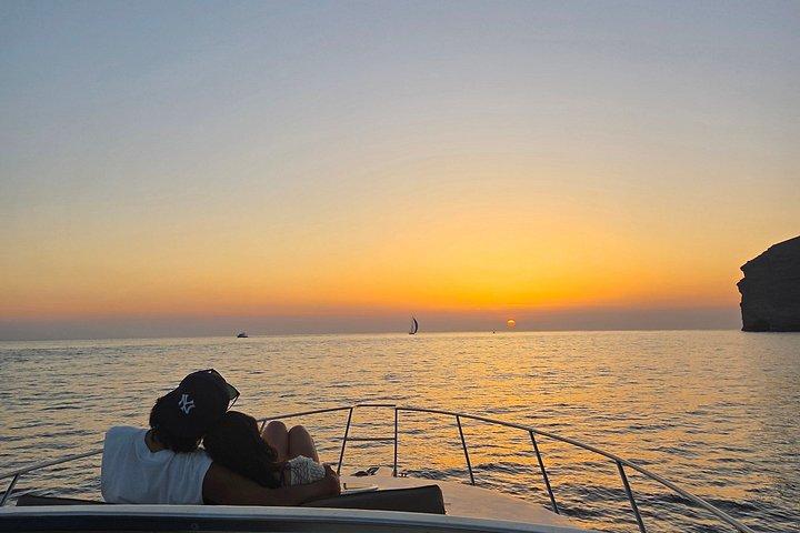 5 時間のサントリーニ島プライベート ラグジュアリー クルーズ (バーベキューとドリンク付き)