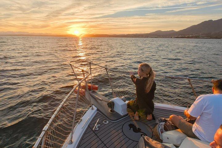 Atardecer en busca de delfines + Botella de Cava + Aperitivo