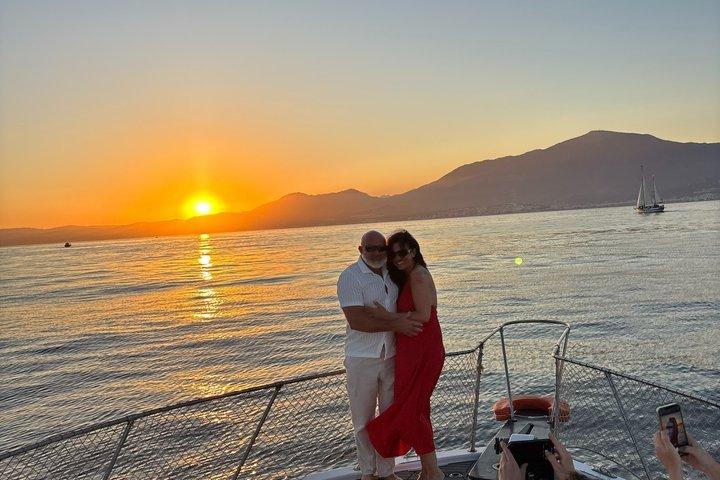 Atardecer en busca de delfines + Botella de Cava + Aperitivo