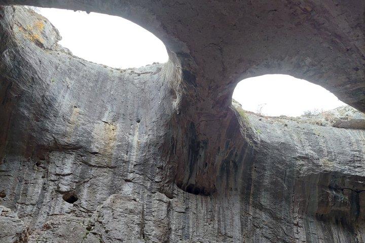 ソフィア発プロホドナ洞窟とサエヴァ・ドゥプカ洞窟半日ツアー