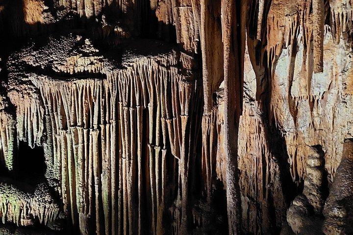 ソフィア発プロホドナ洞窟とサエヴァ・ドゥプカ洞窟半日ツアー